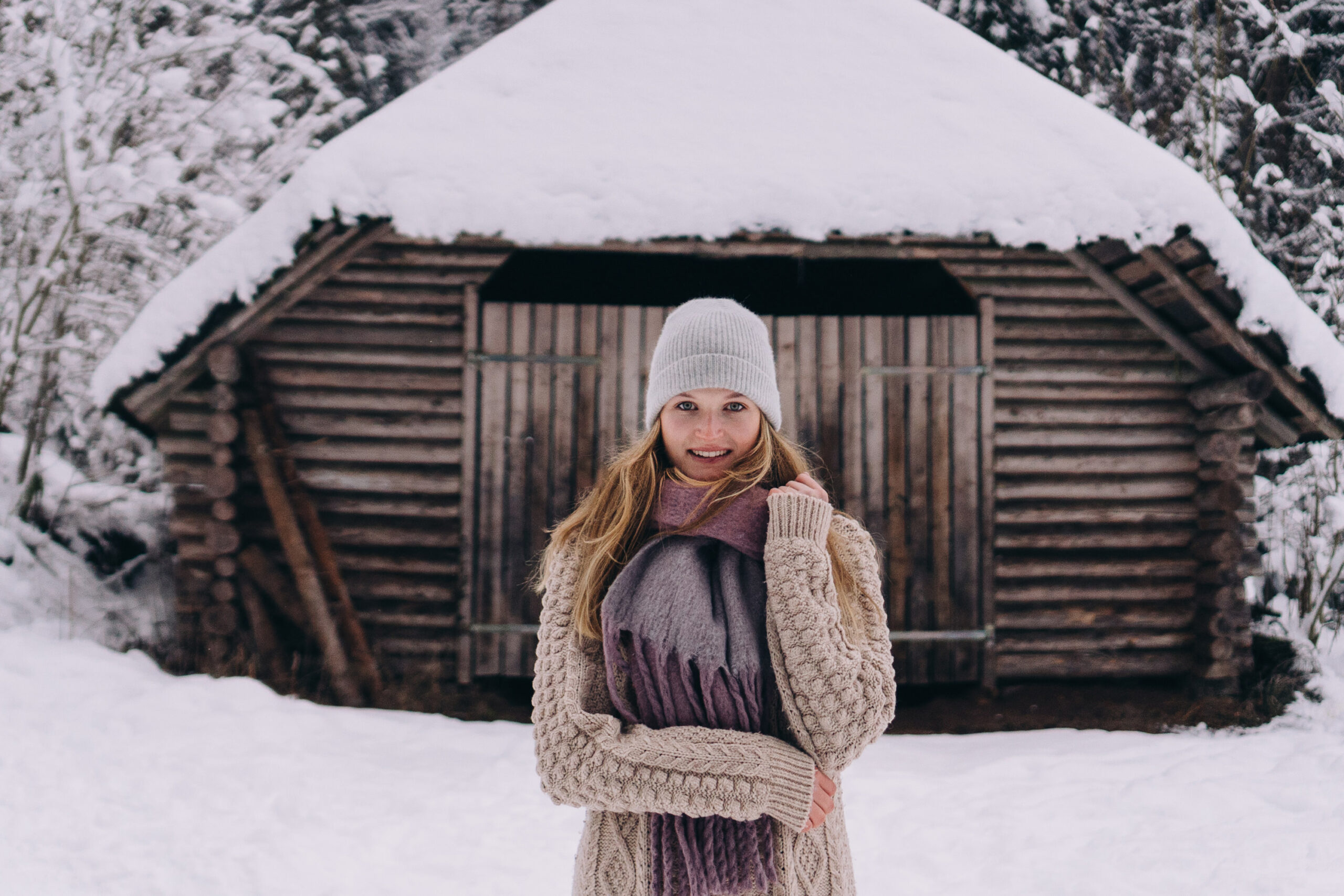 Person wearing a beanie and a scarf in a way that's tucked into itself